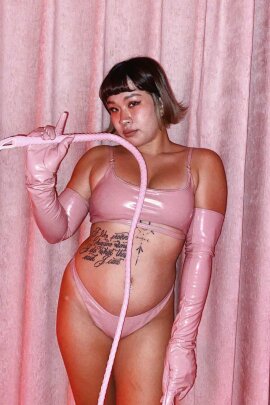 Naughty Thoughts Sinner Tanga in Vinile Rosa