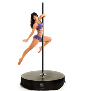 Palo di pole dance autoportante X-Pole X-Stage su cui una modella balla con un abbigliamento da pole dance viola